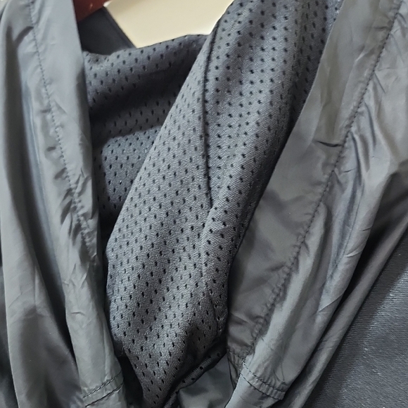 Under Armour Men's Black and Gray Rash Guard - Picture 12 of 12